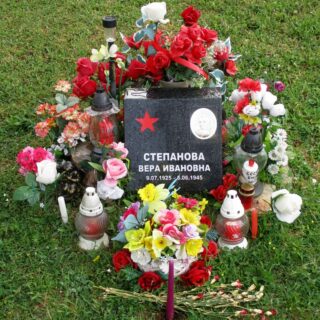 Hrob mladičké sovětské vojačky v Brně, na němž je daleko nejvíce kytiček a svíček ze všech tamních hrobů