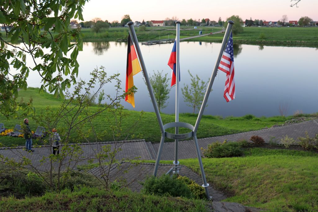 Památník setkání sovětských a amerických vojsk  v městečku Strehla