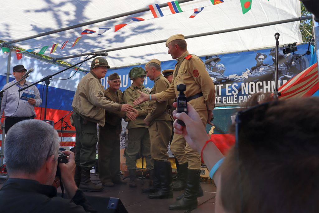 Scénka setkání sovětských a amerických vojáků v Torgau