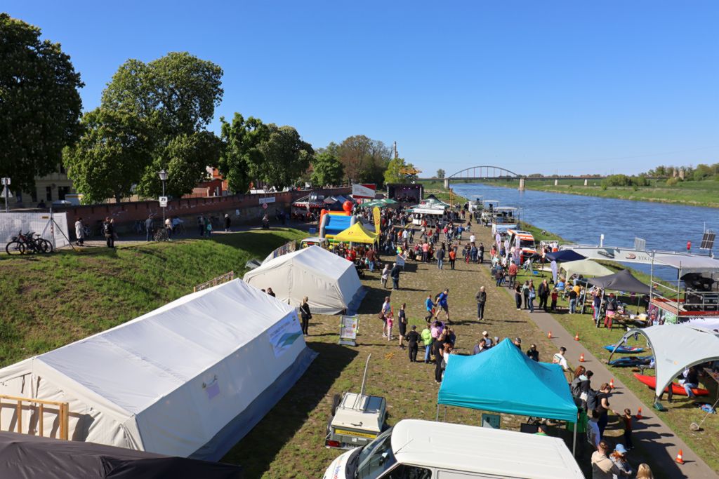Největší část stánků slavnosti Dny Labe v Torgau se rozprostřela na nábřeží