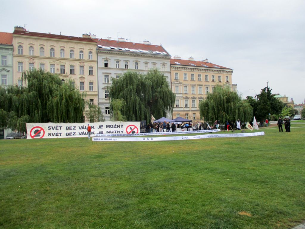 Celkový pohled na Vlnu míru na Klárově