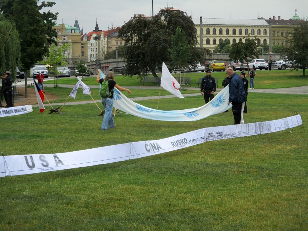 Část transparentu o podílu jednotlivých států na celosvětových výdajích na zbrojení