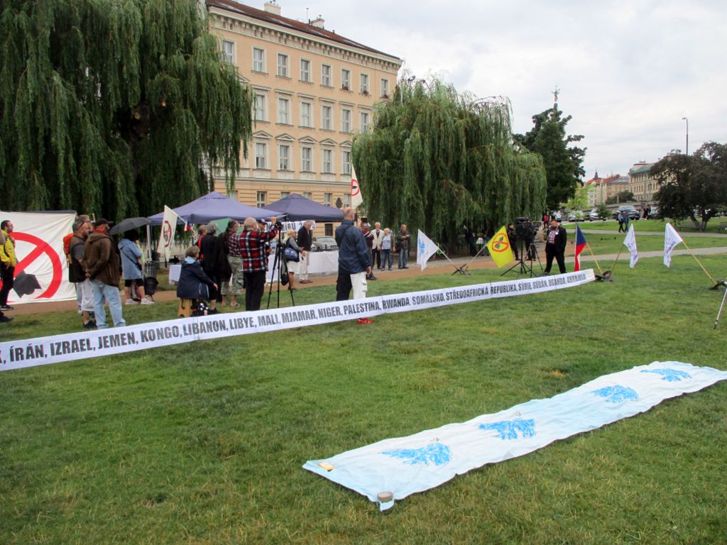 Část transparentu s výčtem zemí, kde se r. 2024 válčilo