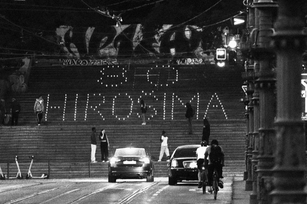 Nápis k 80. výročí svržení jaderné pumy na Hirošimu 6. srpna 1945 vytvořený zhruba z více než dvou set svíček na schodišti u Čechova mostu zaujal řadu okolojdoucích