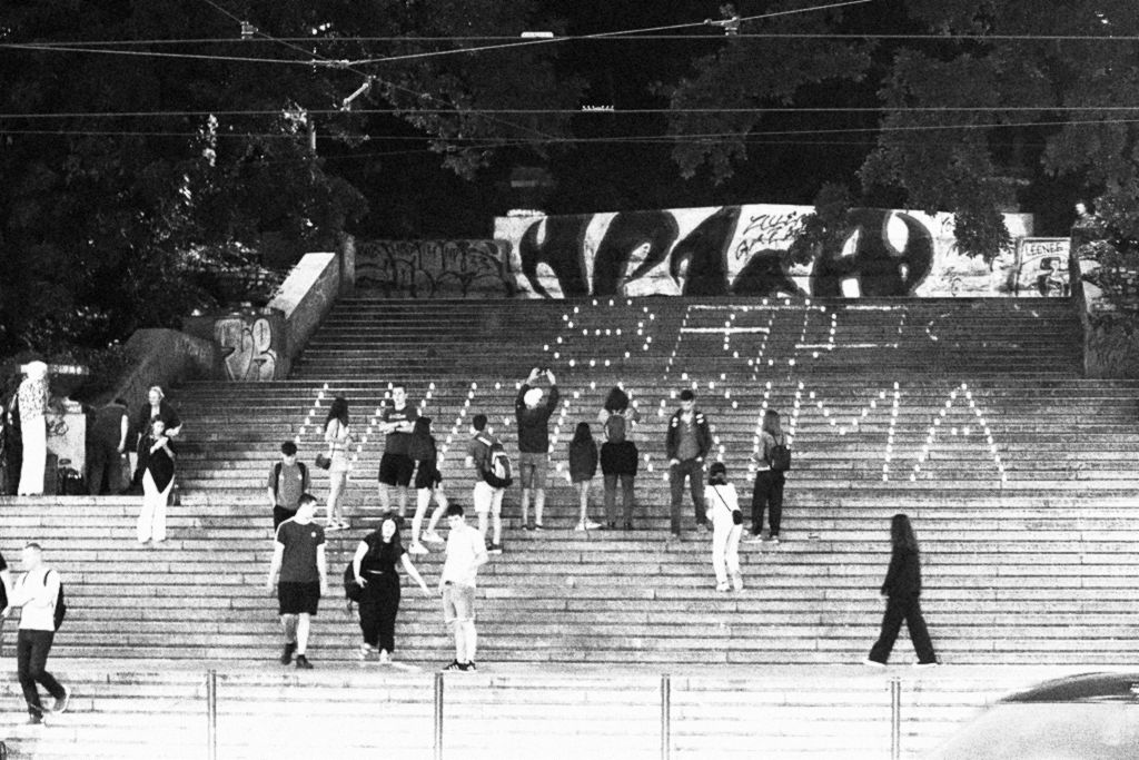 Nápis k 80. výročí svržení jaderné pumy na Hirošimu 6. srpna 1945 vytvořený zhruba z více než dvou set svíček na schodišti u Čechova mostu zaujal řadu okolojdoucích