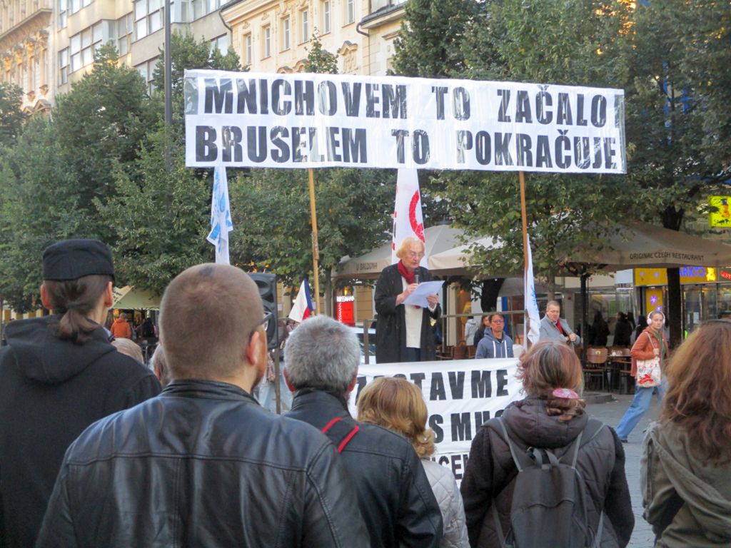 Na demonstraci k výročí Mnichovské dohody mezi řadou řečníků vystoupila i historička Marie Neudorflová