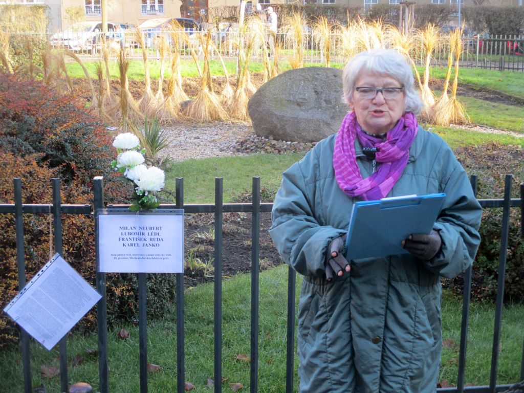 Den lidských práv připomínáme na památném Škroupově náměstí, kde se konala r. 1988 první předsametová demonstrace, už asi jen my